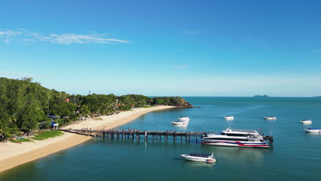 Puerto-De-Ferry-Entre-Koh-Samui-Y-El-Muelle-De-Koh-Tao-Pralarn,-Tailandia