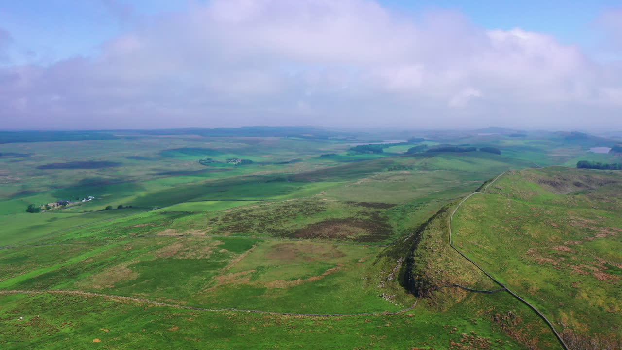 toma aérea de la campiña inglesa, con el muro de hadria en un día brillante
