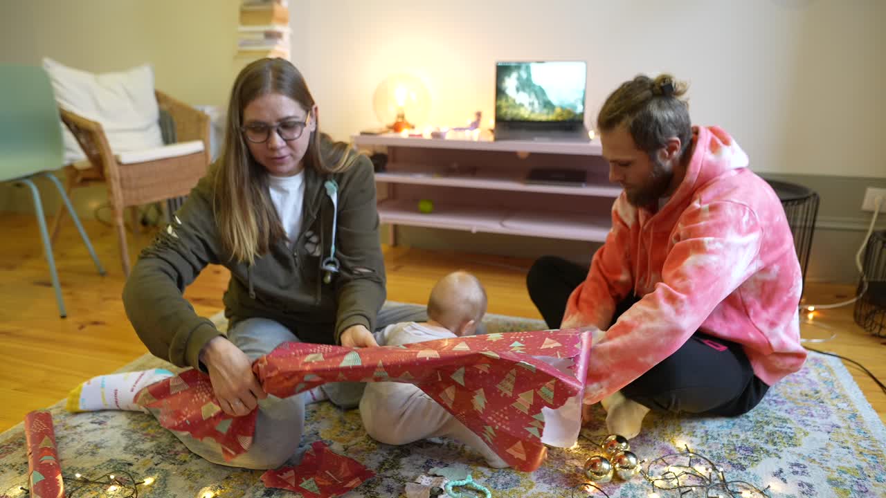 familia desempaquetando regalos de navidad
