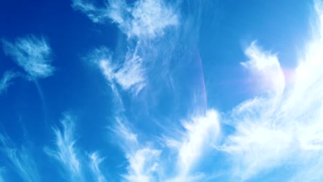 Wolkenfetzen-Ziehen-über-Einen-Blauen-Himmel