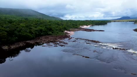 Aerial-view-of-the-boat-crossing-over-the-rocks-of-the-carrao-river