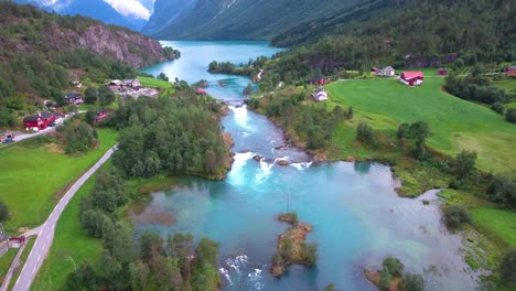 el lago lovatnet es una naturaleza hermosa de noruega.