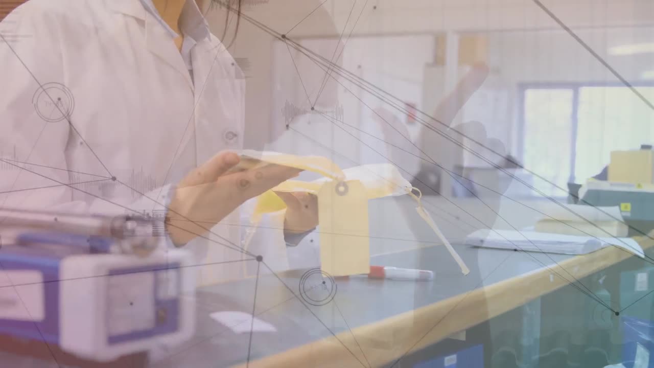 animación de la red de conexiones con procesamiento de datos sobre científica biracial en el laboratorio