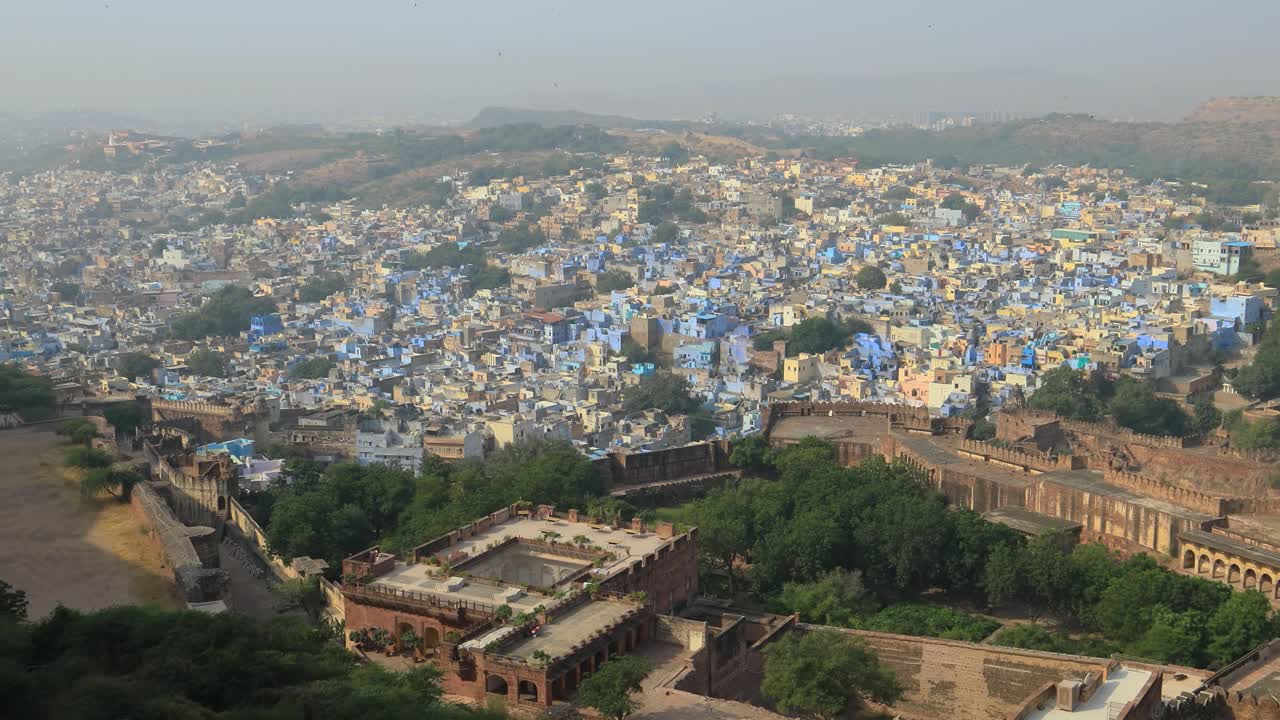 jodhpur (también ciudad azul) es la segunda ciudad más grande del estado indio de rajasthan y oficialmente la segunda ciudad metropolitana del estado.