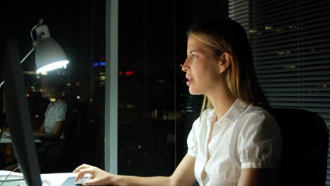 Businesswoman-working-over-computer