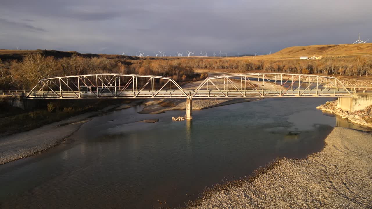 캐나다에서 떠오르는 태양에 의해 조명되고 있는 강철 다리의 공중 트럭 샷