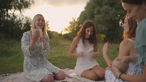 Mujeres-Jóvenes-Y-Atractivas-En-La-Naturaleza-En-El-Campo-Del-Parque-Juntas-Esculpen-Con-Herramientas-Tocan-Productos-De-Arcilla-Con-Palas.-Las-Chicas-Se-Comunican-Comparten-Sus-Impresiones-Ríen.-Creatividad-Grupal