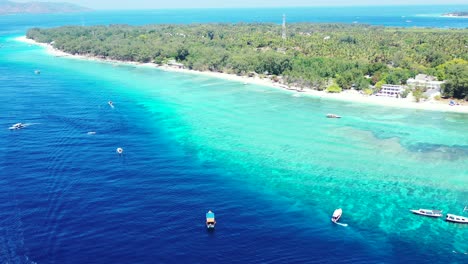 Kleine-Yachten-Segeln-über-Das-Leuchtend-Blaue-Wasser-Vor-Der-Küste-Eines-Wunderschönen-Tropischen-Inselparadieses