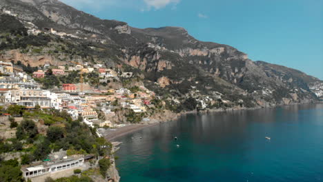 Vista-De-Drones-De-La-Increíble-Costa-De-Amalfi.