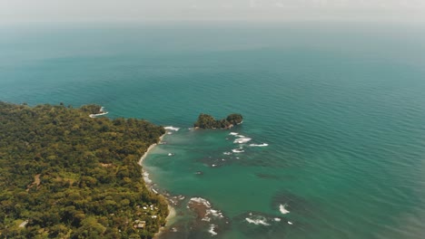 vuelo cinematográfico sobre la costa de punta mona con bosque tropical y playa en costa rica - hermosa vista amplia del mar caribe