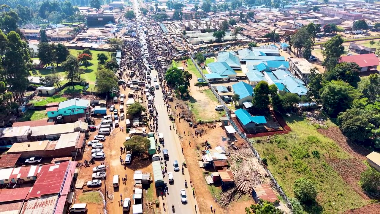 Campagna elettorale in Kenya, politica keniota, comizio politico, candidato alle elezioni presidenziali. Persone in un convoglio politico di contea. Insediamento rurale. Commissione elettorale del Kenya elezioni 2027
