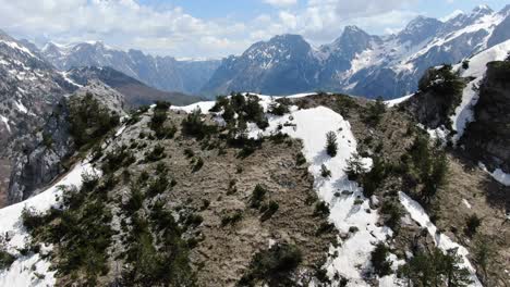 Drohnenansicht-In-Albanien-In-Den-Alpen,-Die-über-Einen-Schneebedeckten-Und-Felsigen-Berggipfel-Fliegt,-Nahaufnahme-In-Theth