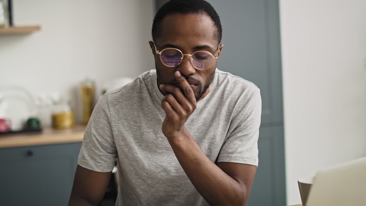 video de un hombre indeciso votando por correo