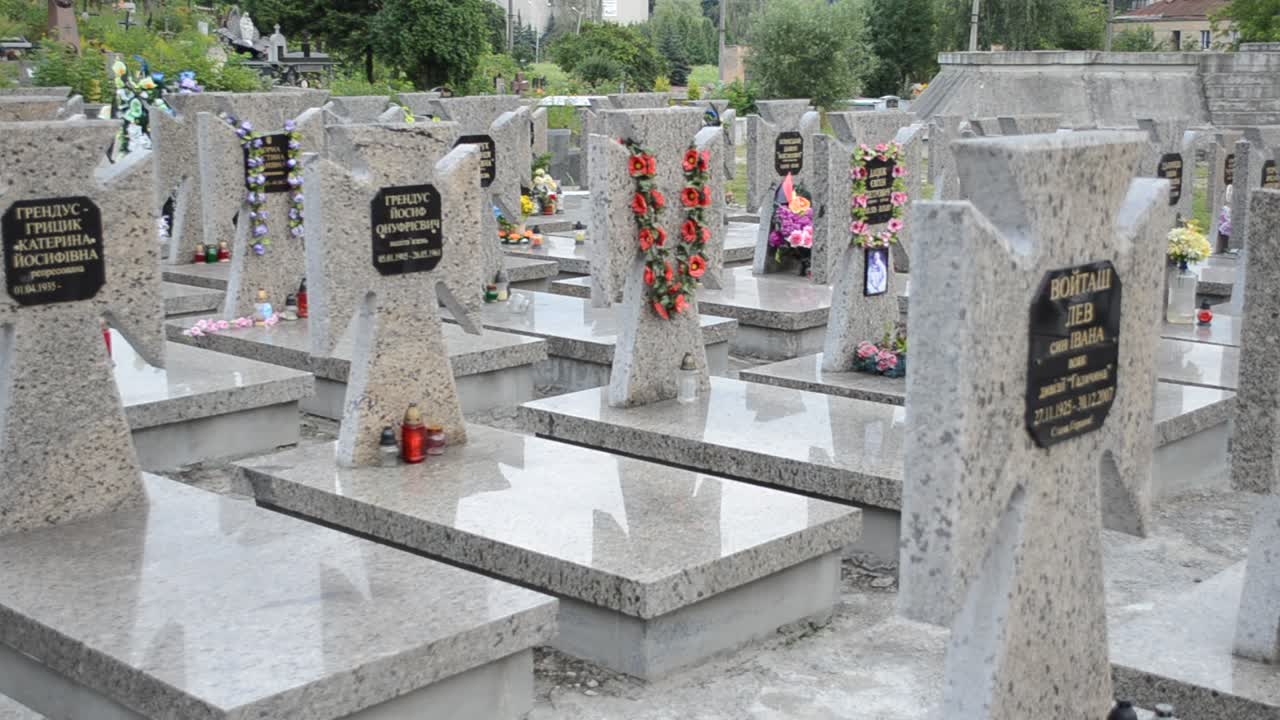 Miglioramento del luogo di sepoltura degli eroi del movimento di liberazione ucraino. Leopoli, Ucraina. Cimitero di Lychakiv, il complesso storico e commemorativo (dal 1991) a Leopoli nel quartiere storico di Lychakiv, uno dei cimiteri più antichi dell'Ucraina