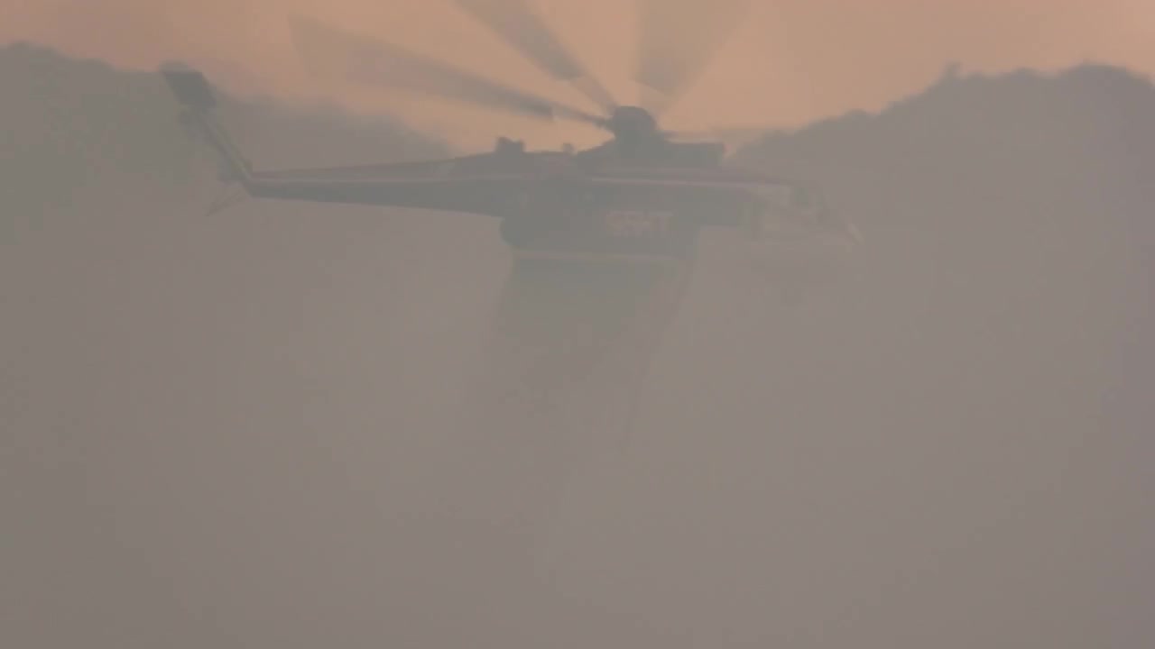 Fairview-brannen ødelegger et massivt område i California. Myndighetene prøver desperat å få kontroll over brannen med et helikopter som slipper vann.