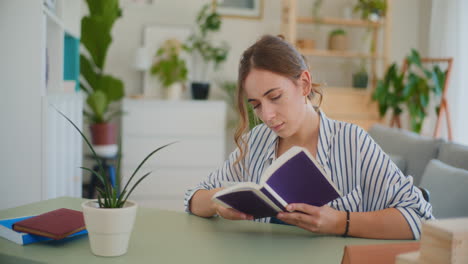 Lächelnde-Studentin-Studiert-Zu-Hause-Am-Schreibtisch