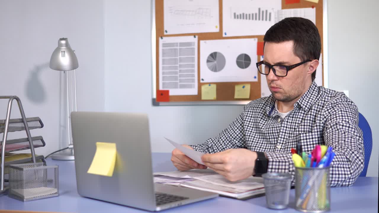 hombre de negocios trabajando en su escritorio