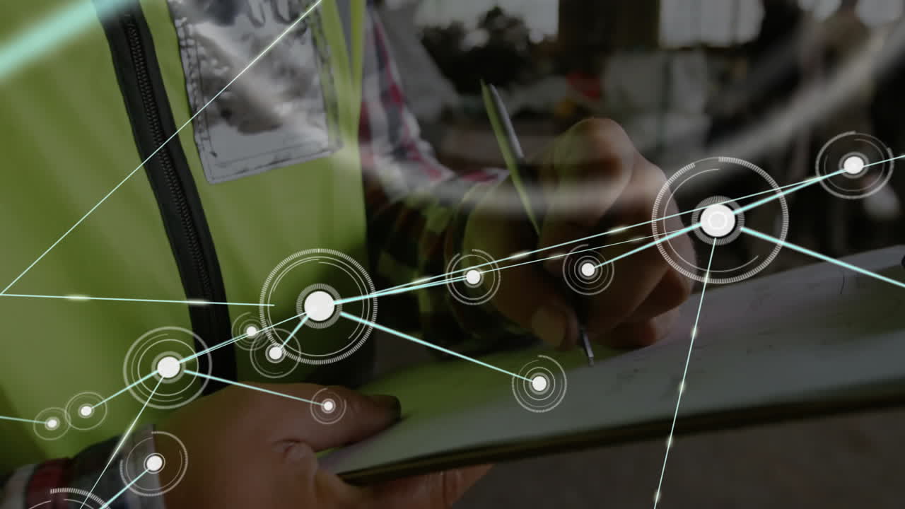 notas de escritura, persona en chaleco de seguridad con conexiones de red animación sobre las manos