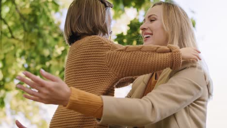 madre e hija recogiendo hojas en la temporada de otoño