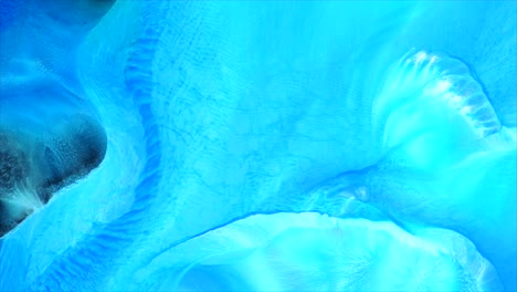 el derretimiento del hielo glacial fluye hacia el mar, con gentil gracia