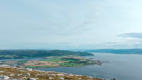 Berg-Blaheia,-Norwegen-–-Ein-Malerisches-Panorama-Einer-Rauen-Und-Bergigen-Landschaft-–-Rückzug