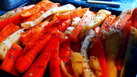 miel de mostaza integral llovizna sobre un sabroso plato de verduras asadas con chirivía de zanahoria dorada