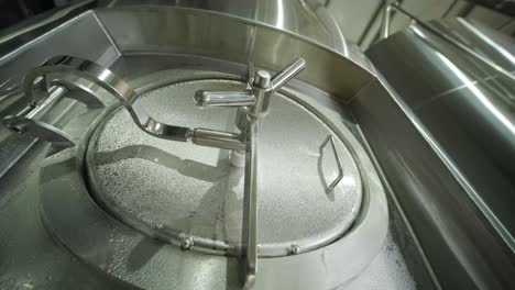 cervecería artesanal moderna. producción de cerveza artesanal. equipo moderno en la cervecería, tanques metálicos, producción de bebidas alcohólicas