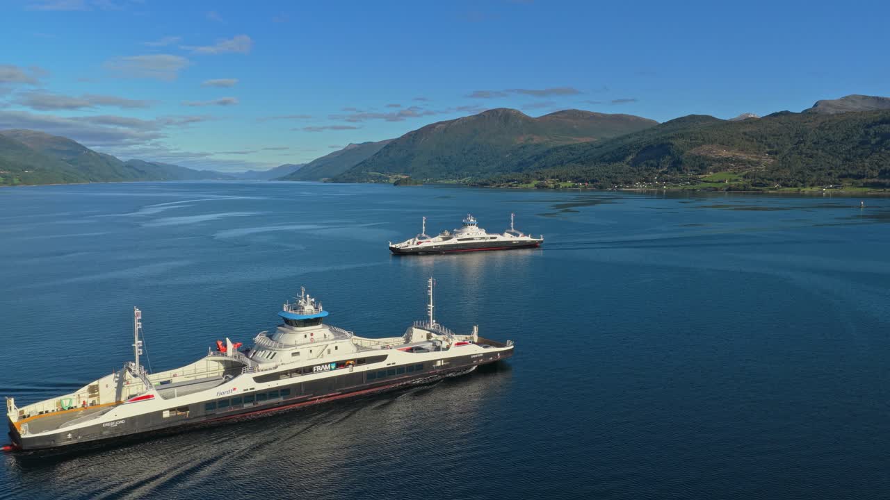 Luchtopname van een geladen ro-ro schip dat door een Noors fjord vaart