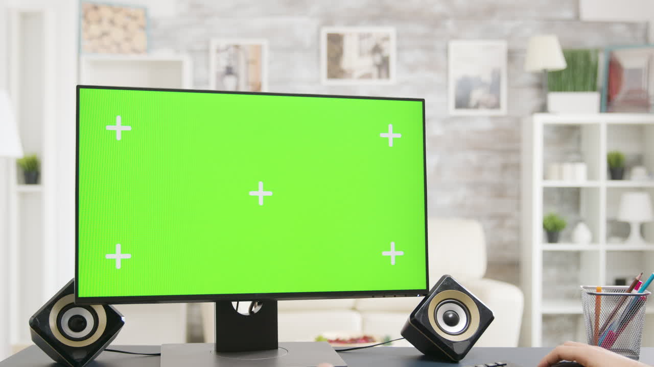 책상 위에 초록색 화면이 있는 컴퓨터