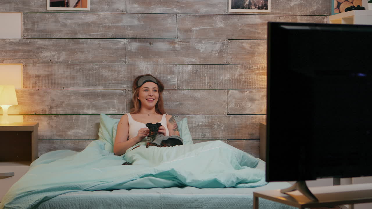 밤에 잠옷을 입은 아름다운 여자의 을 확대합니다.