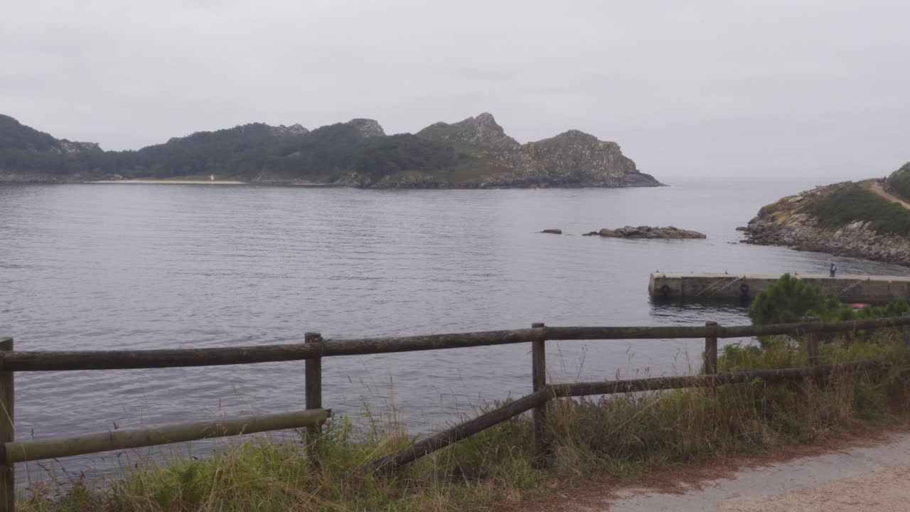 una misteriosa y malhumorada isla deshabitada en la cadena de islas cies visible desde la ruta de senderismo de otra isla, españa