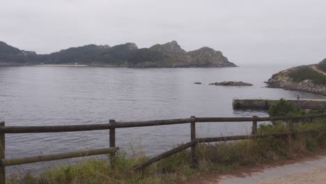 西班牙西斯群島 (cies islands) 的一個神秘而幽默的無人島,從另一座島的徒步路徑可以看到.