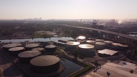 tanques de almacenamiento de acero en instalaciones industriales cerca del río rouge en detroit, michigan