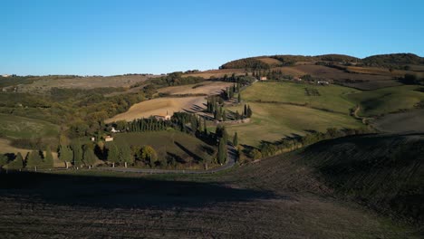 Lange-Schatten,-Die-Auf-Sanfte-Hügel-Geworfen-Werden,-Prägen-Die-Toskanische-Landschaft-Mit-Malerischen-Feldern