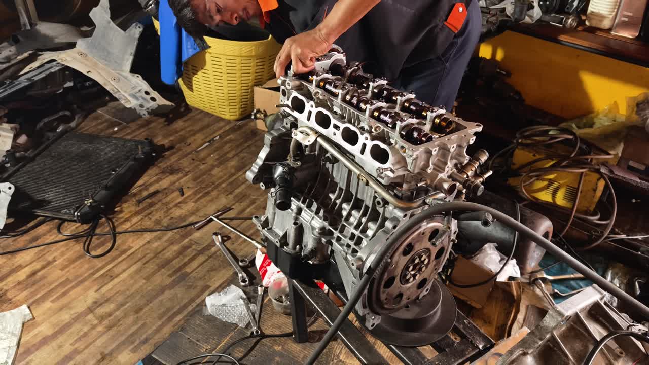 reparación de motores de automóviles en un taller