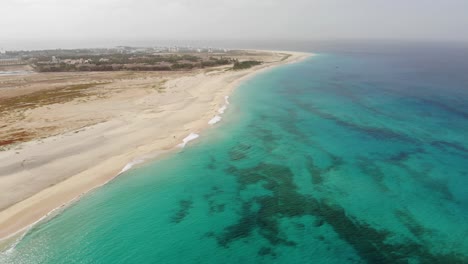 Luftaufnahme-über-Das-Wunderschöne-Blau-türkisfarbene-Meerwasser-Neben-Einem-Idyllischen-Strand