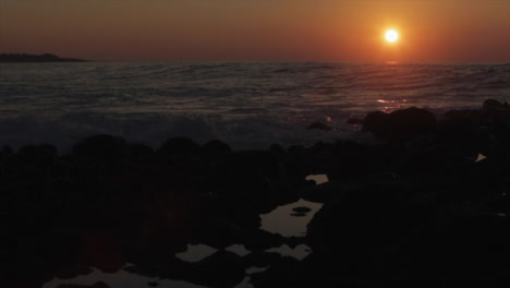 el sol se pone detrás de las hermosas olas del océano 2