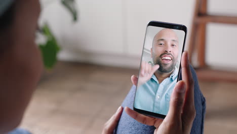 Mujer-Joven-Que-Usa-Un-Teléfono-Inteligente-Y-Tiene-Video-Chat-Con-Su-Novio-Sordo-Comunicándose-Usando-Gestos-Con-Las-Manos-En-Lenguaje-De-Señas-Disfrutando-De-La-Comunicación-En-Línea