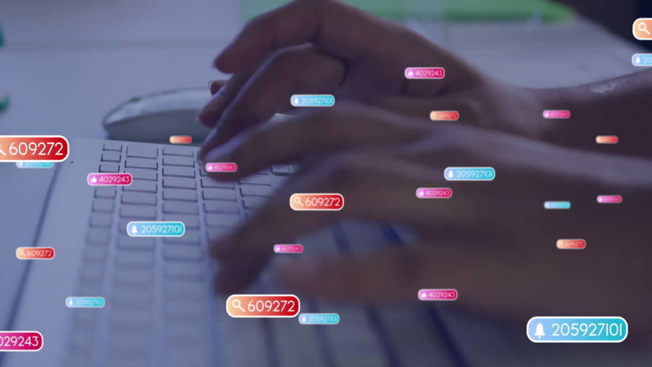 animación del procesamiento de datos de las redes sociales sobre una mujer de negocios afroamericana que usa una computadora