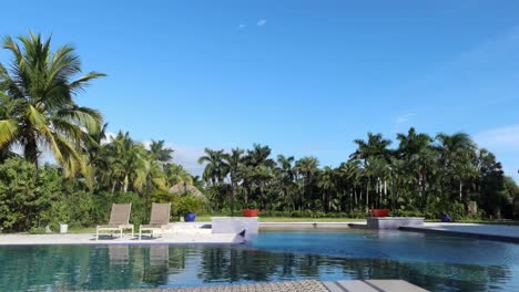 Pool-In-Einem-Haus,-Florida-Wetter-Sonniger-Nachmittag