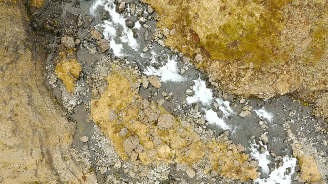 아름다운 풍경 속 의 야생 강 과 폭포 를 공중 에서 볼 수 있다 - 아이슬란드