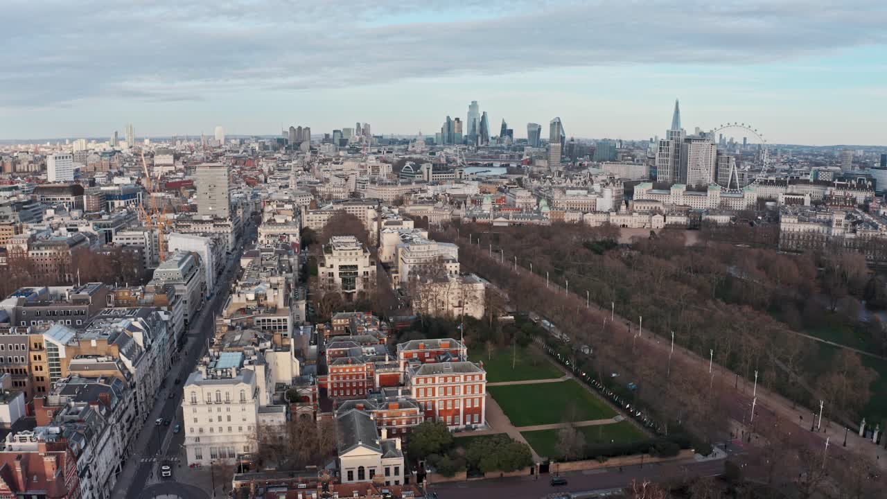 런던 스카이라인의 버킹엄 궁전에서 촬영한 슬라이더 드론