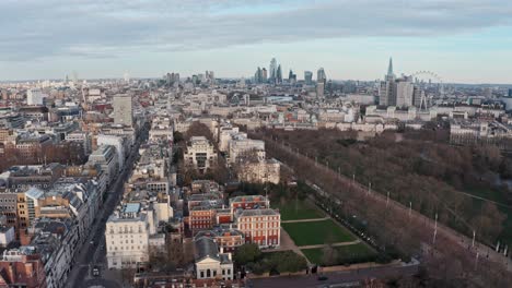 disparo de dron deslizante desde el horizonte de londres del palacio de buckingham