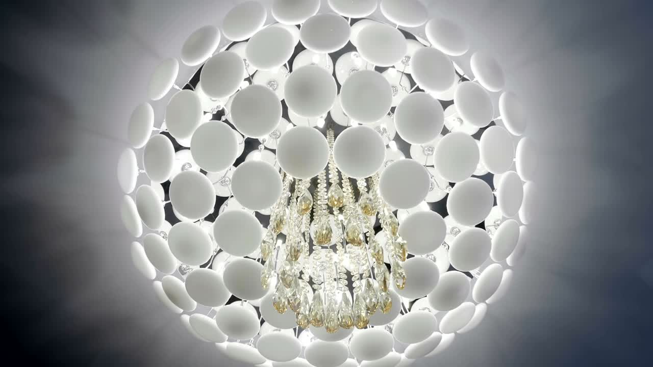 중앙에 크리스탈 요소가 있는 아름다운 럭셔리 둥근 색 들리어