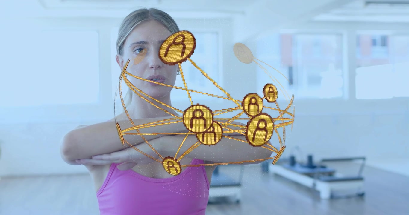 Mujer fitness cruzando los brazos, generando una red de iconos dorados que rodea su torso mientras inclina la cabeza