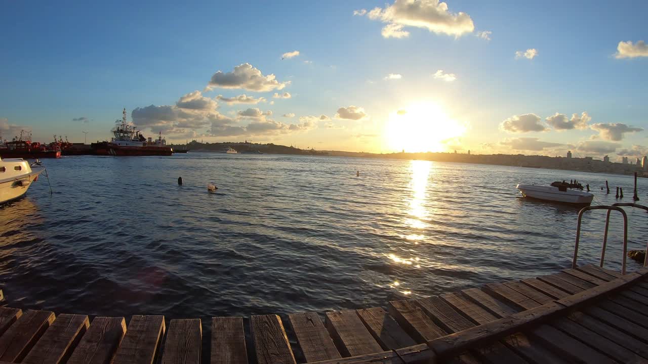 이스탄불에서 해가 지는 것을 지켜보고, 바다, 구름과 빛의 배경