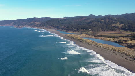 ピストル川近くのオレゴン州南部の風光明媚な沿岸高速道路 101 号線、ドローン ビュー