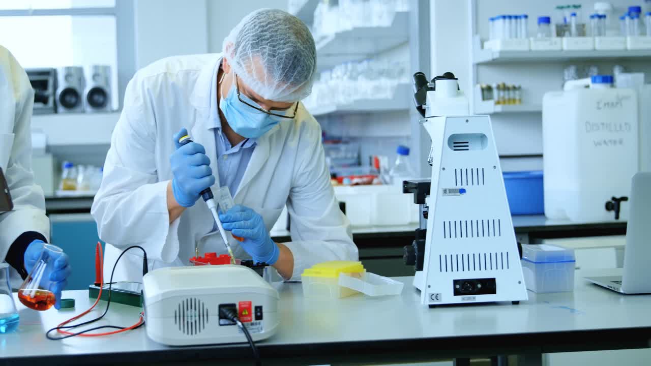 실험실 4k에서 실험하는 두 명의 과학자