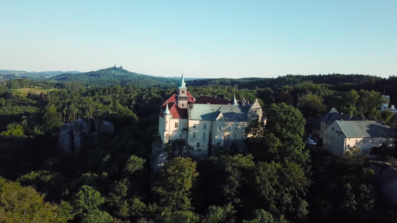 chateau hruba skala en el paraíso bohemio, república checa, castillo trosky en la distancia, vista de drones - orbitando y volando, 4k o uhd, 30fps