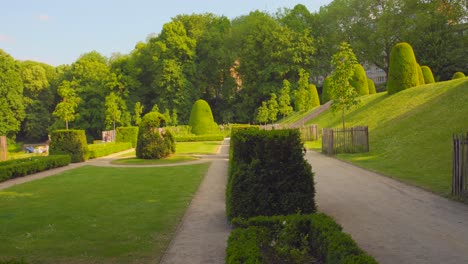 Schwenk-Des-Gartens-Der-Abtei-Cumbre-An-Einem-Sonnigen-Tag